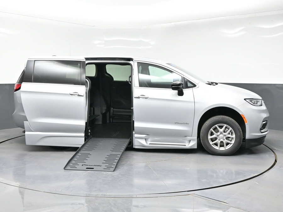 New 2026 Chrysler Pacifica Select Plus - BraunAbility Side Entry Entry Fold Out Automatic Ramp