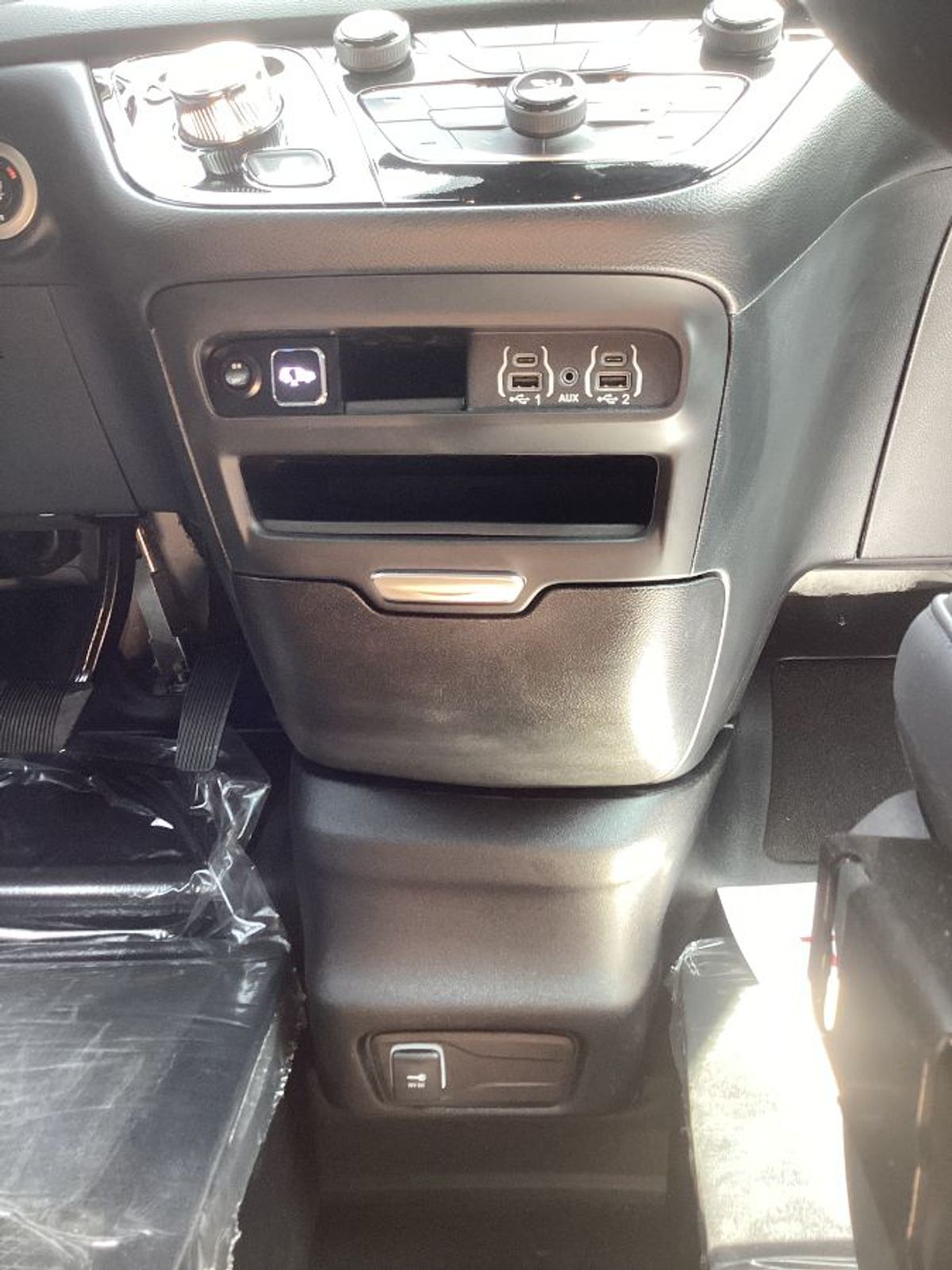 White Chrysler Voyager image number 13