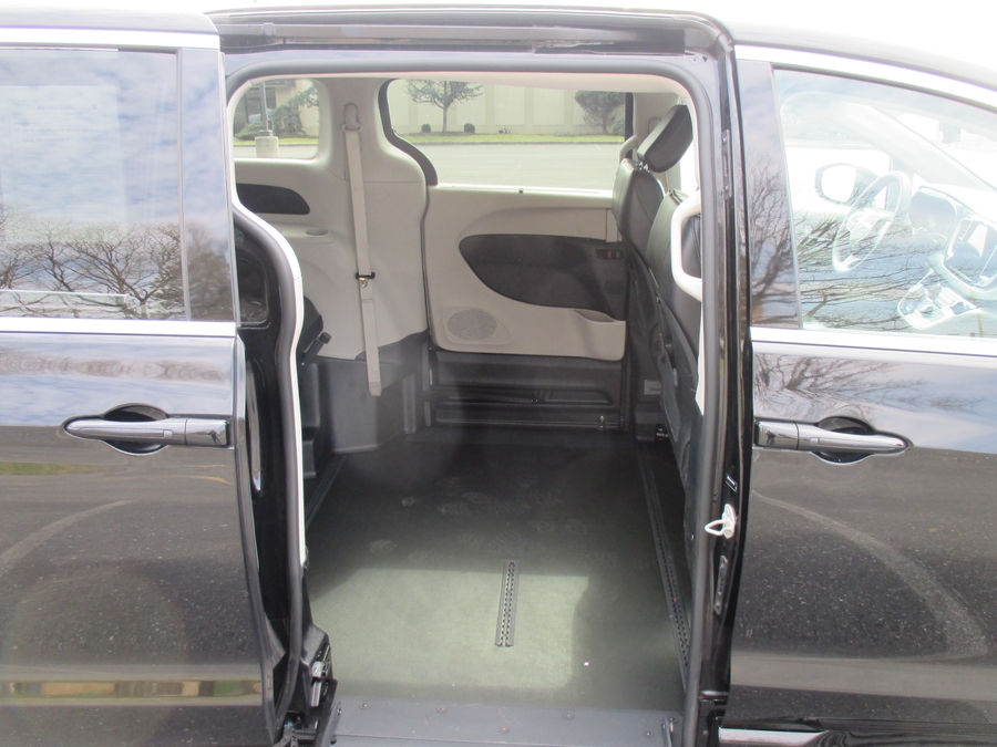 Black Chrysler Pacifica image number 10