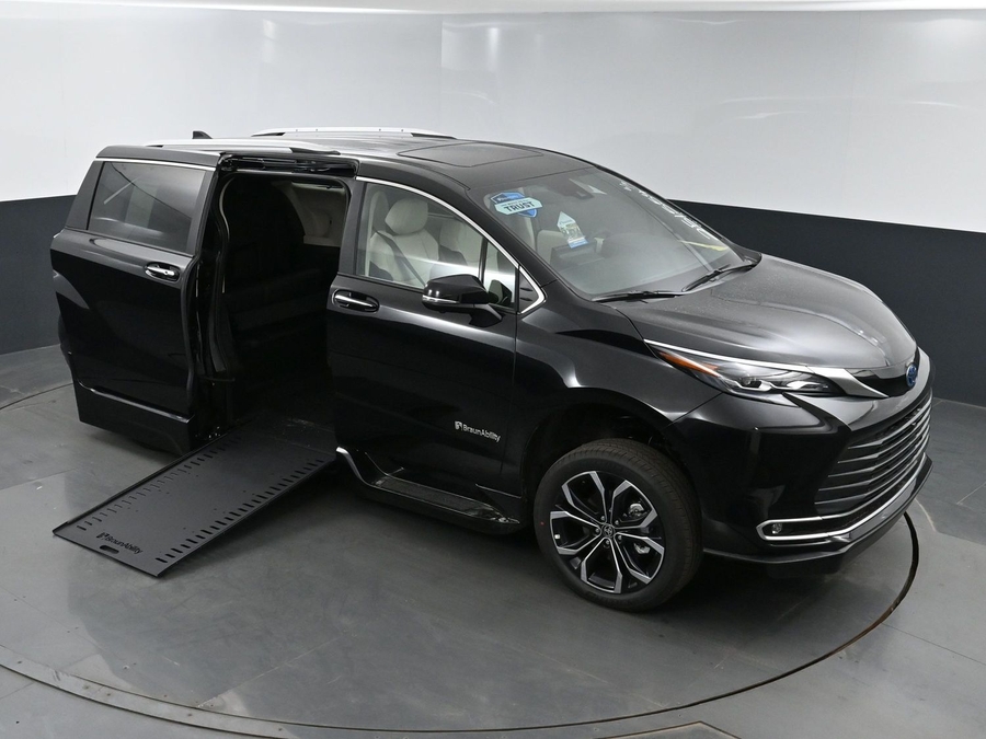 New 2025 Toyota Sienna Hybrid Platinum - BraunAbility Side Entry Entry In Floor Automatic Ramp