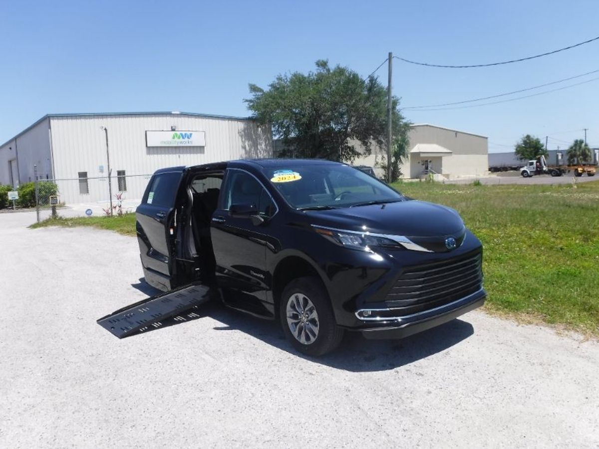 Black Toyota Sienna image number 1