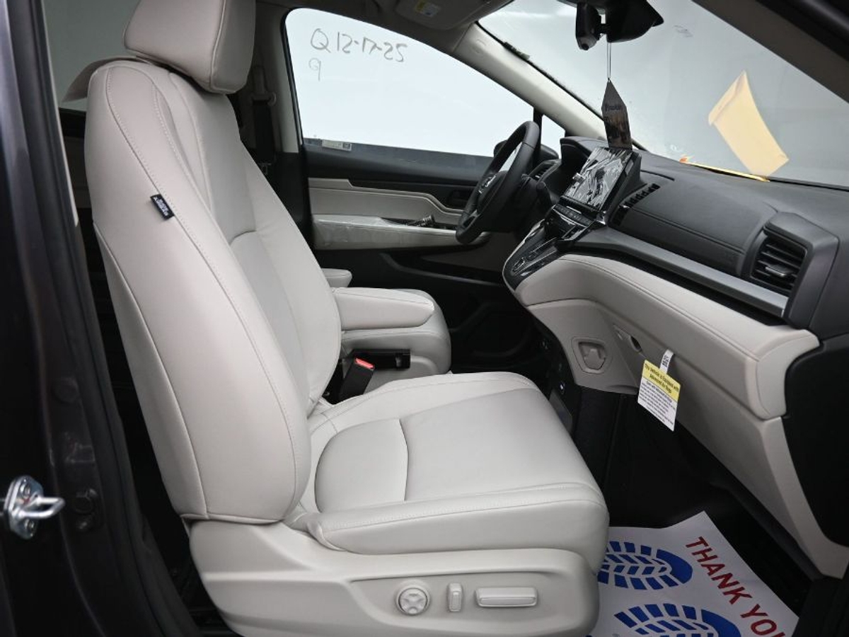 Grey Honda Odyssey image number 8