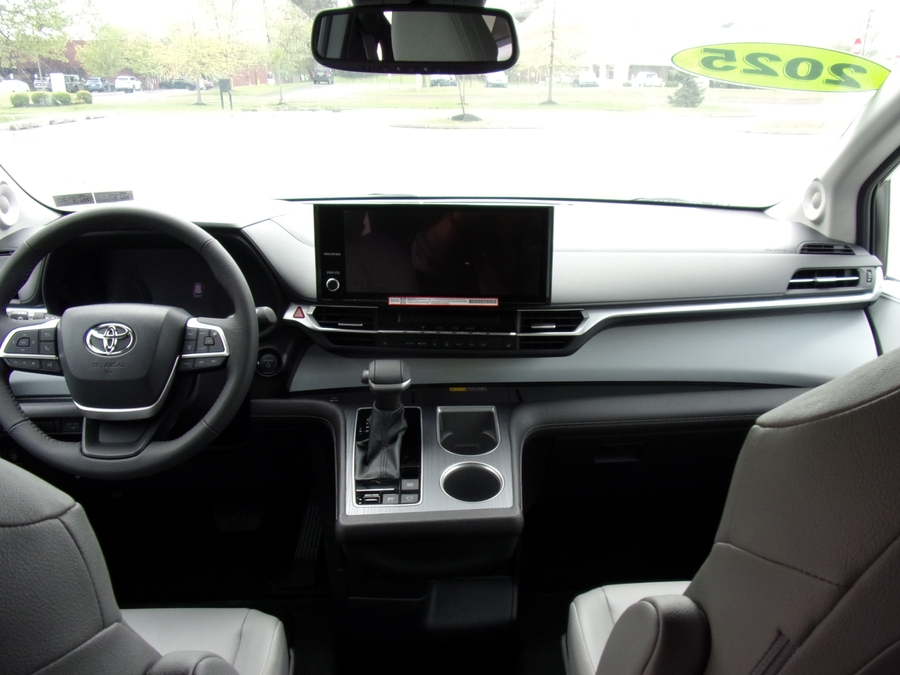 White Toyota Sienna image number 7