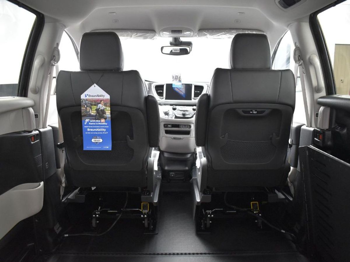 Black Chrysler Pacifica image number 7