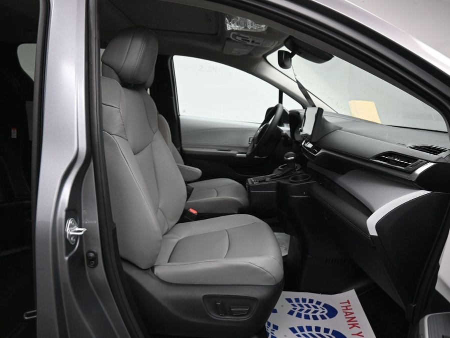 New 2026 Toyota Sienna Hybrid XLE Base - BraunAbility Side Entry Entry Fold Out Automatic Ramp