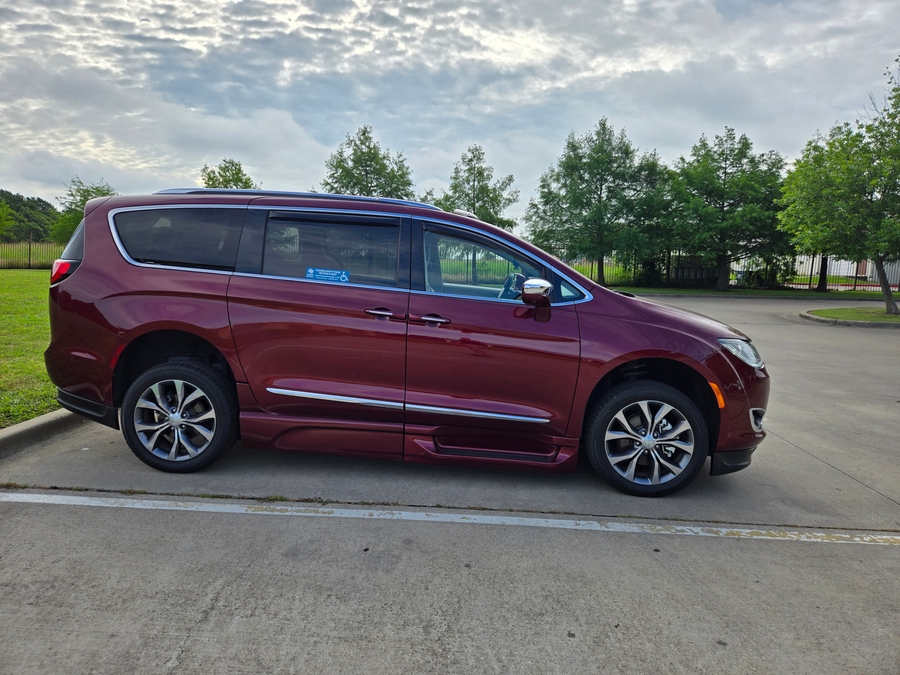 Used 2018 Chrysler Pacifica Limited - BraunAbility Side Entry Entry In Floor Automatic Ramp