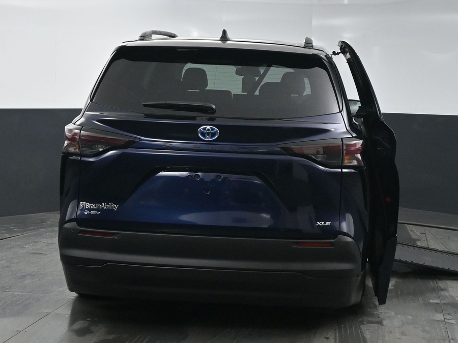 New 2025 Toyota Sienna Hybrid XLE Plus - BraunAbility Side Entry Entry In Floor Automatic Ramp