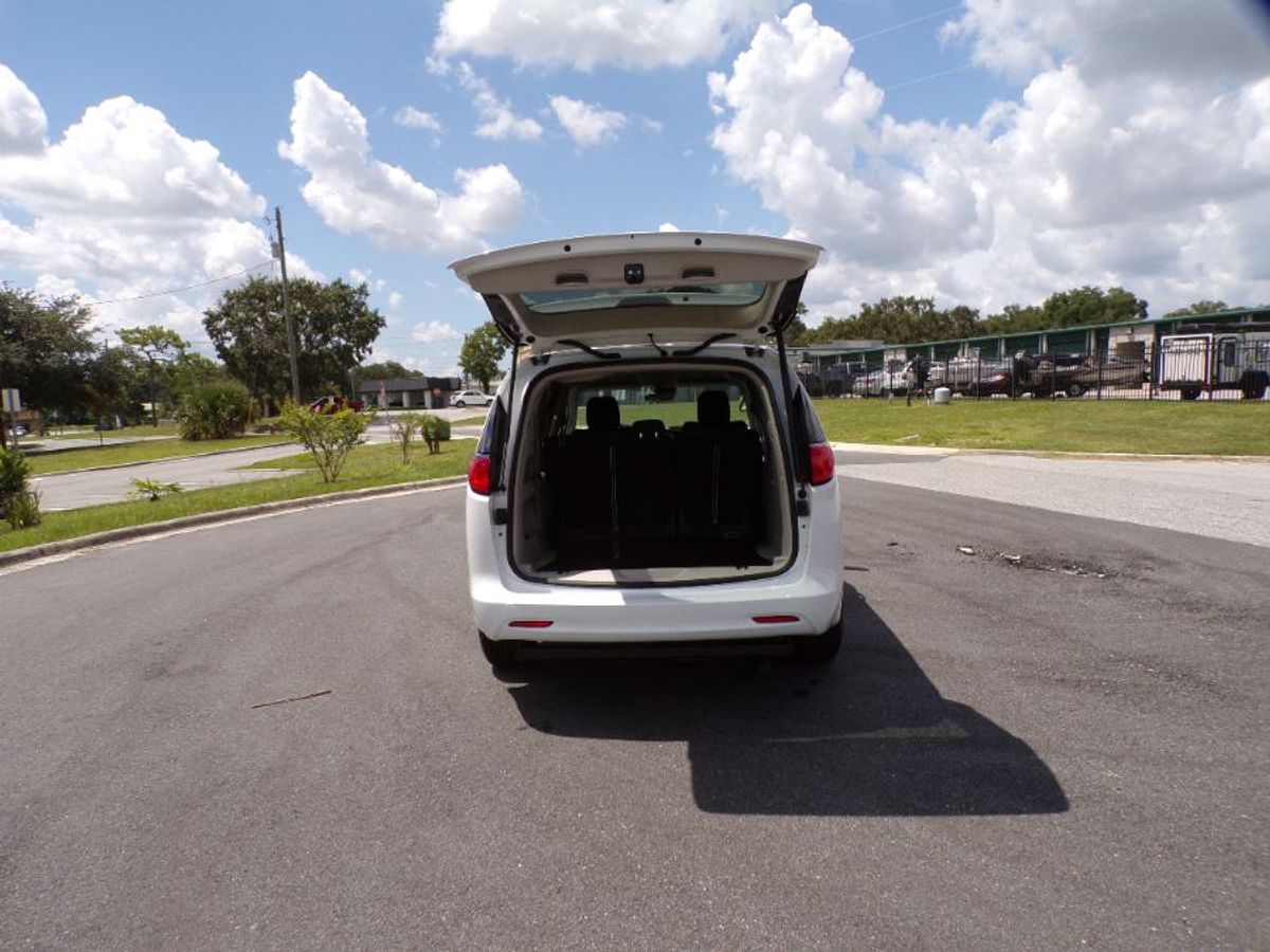 White Chrysler Voyager image number 7