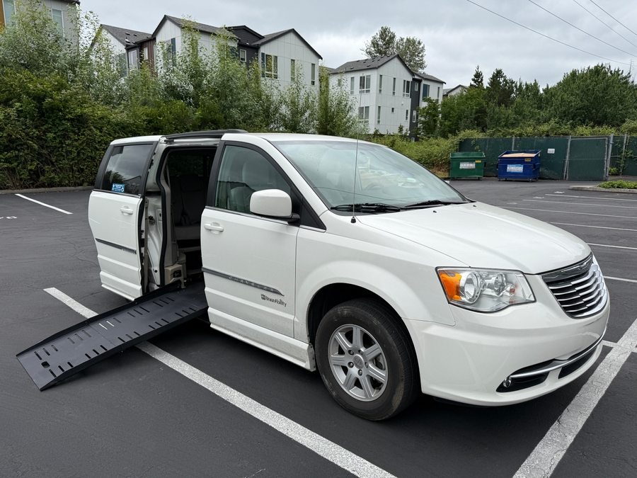 Used 2011 Chrysler Town and Country Touring - BraunAbility Side Entry Fold Out Automatic Ramp