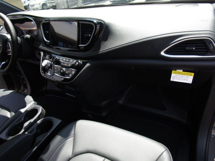 New 2025 Chrysler Pacifica Select Safety - BraunAbility Side Entry Entry Fold Out Automatic Ramp