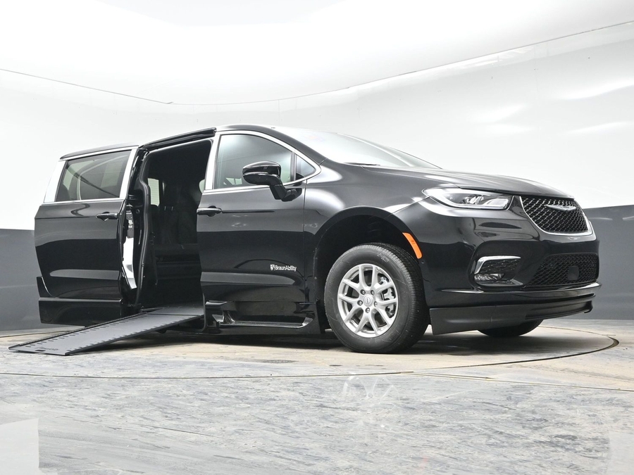 Black Chrysler Pacifica image number 18
