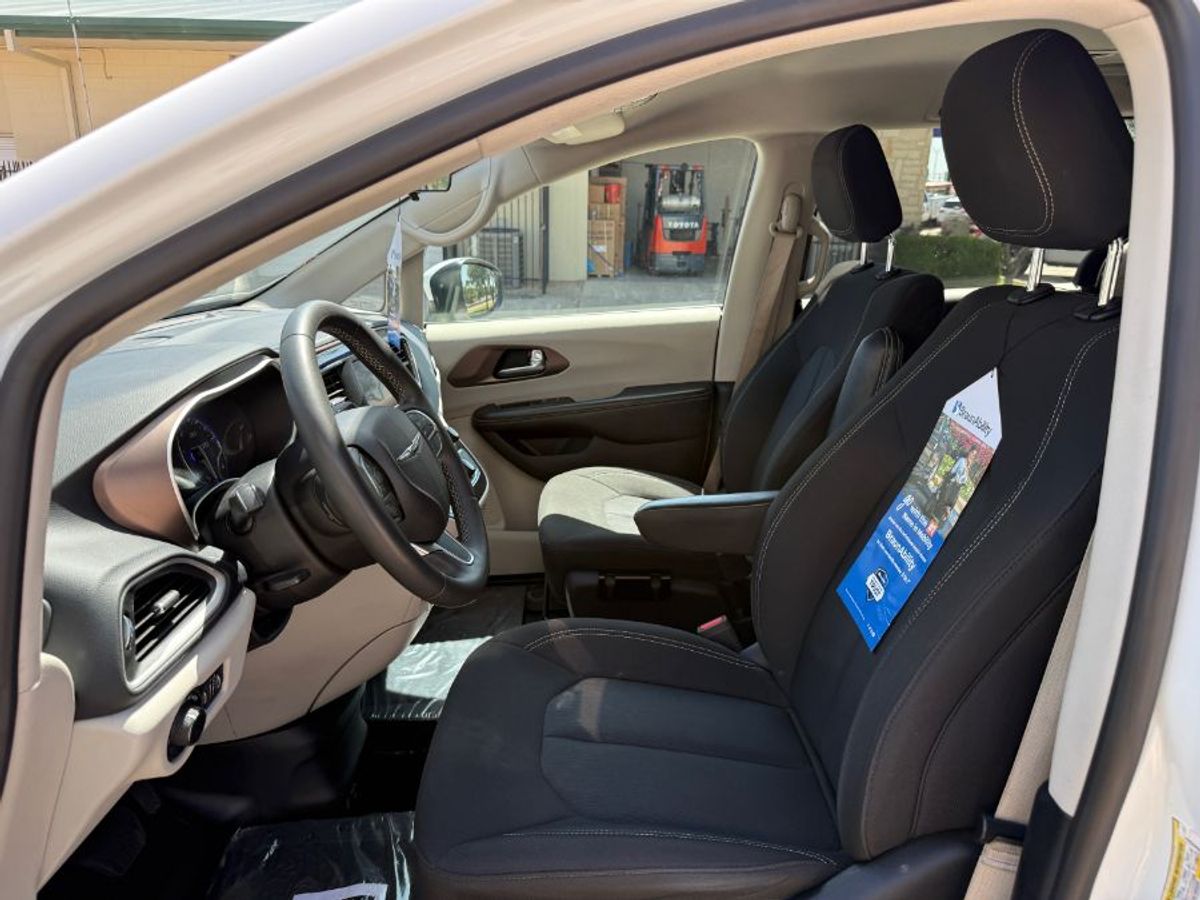 White Chrysler Voyager image number 15