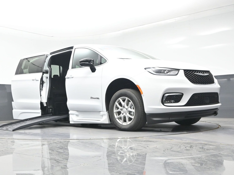 New 2026 Chrysler Pacifica Select Safety - BraunAbility Side Entry Entry Fold Out Automatic Ramp