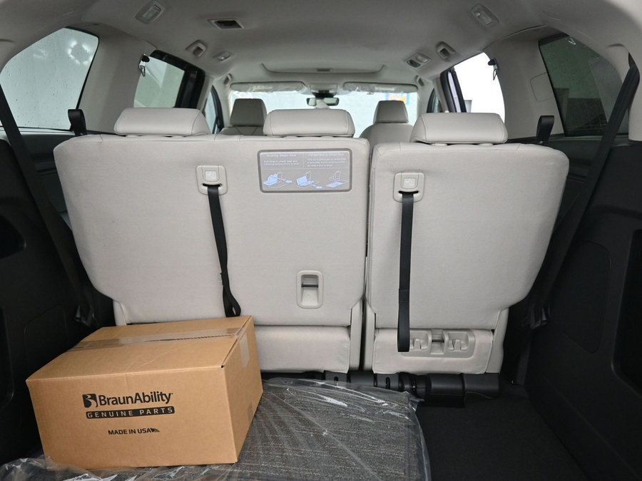Grey Honda Odyssey image number 11