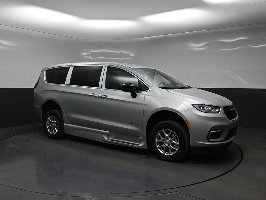 New 2026 Chrysler Pacifica Select Safety - BraunAbility Side Entry Fold Out Automatic Ramp