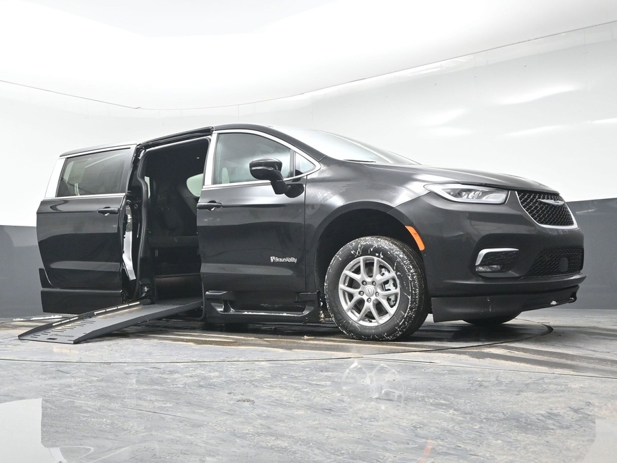 Black Chrysler Pacifica image number 22