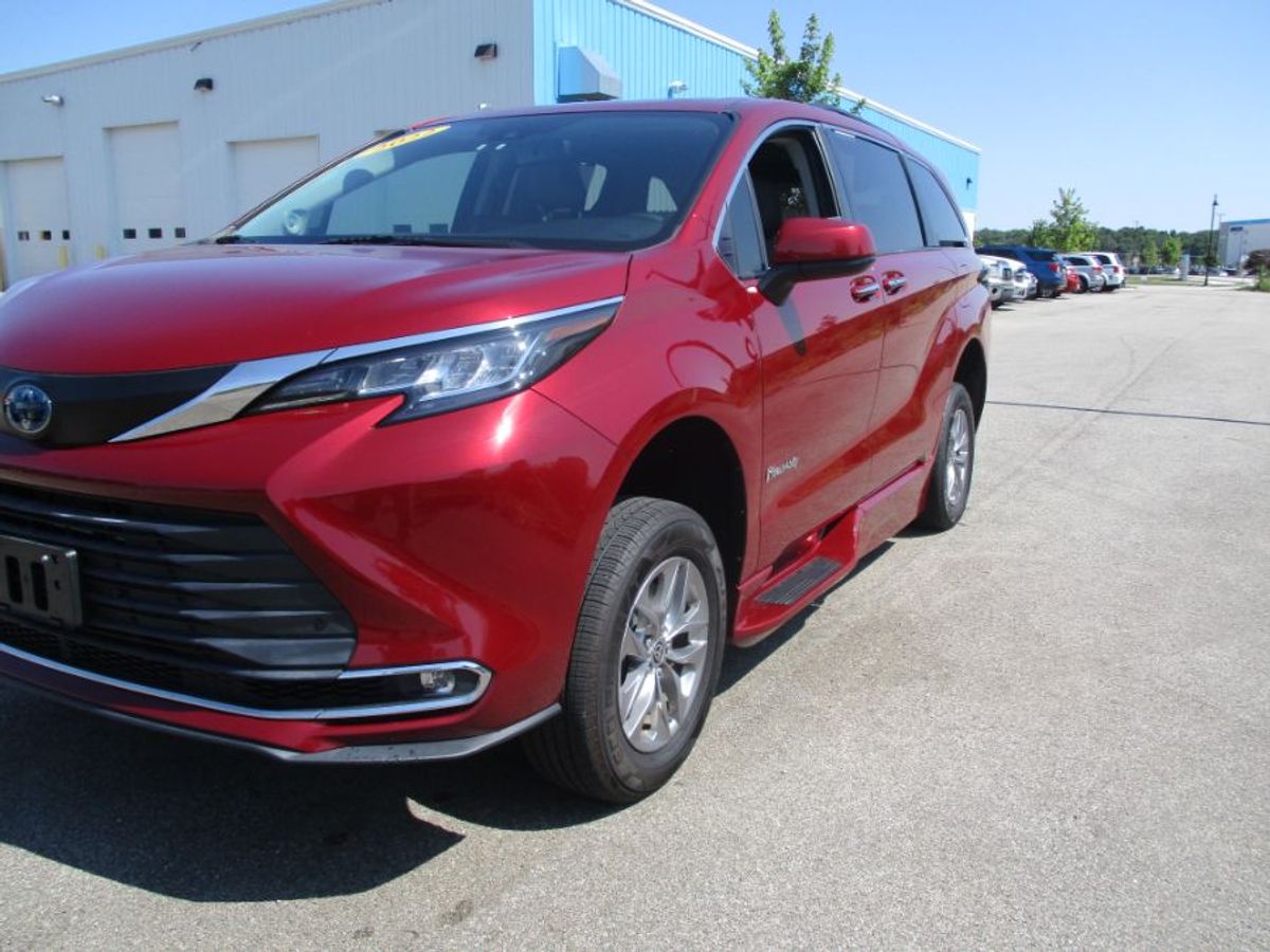 Red Toyota Sienna image number 1