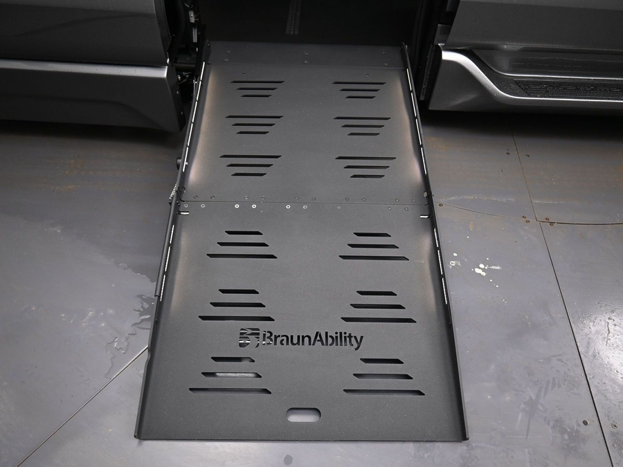 Grey Toyota Sienna image number 9