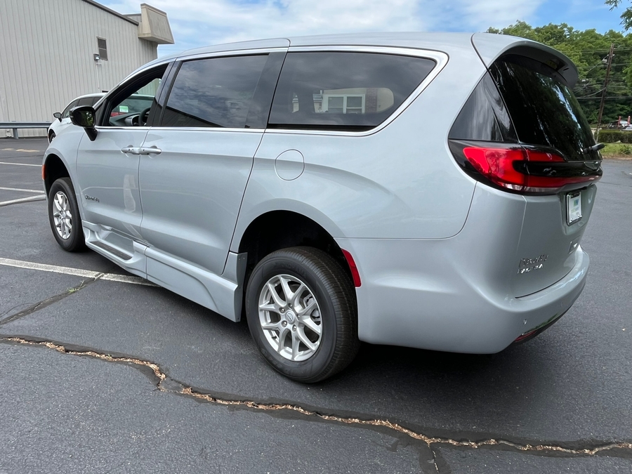 Silver Chrysler Pacifica image number 4