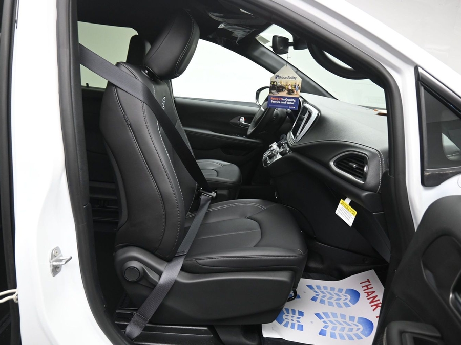 White Chrysler Pacifica image number 8