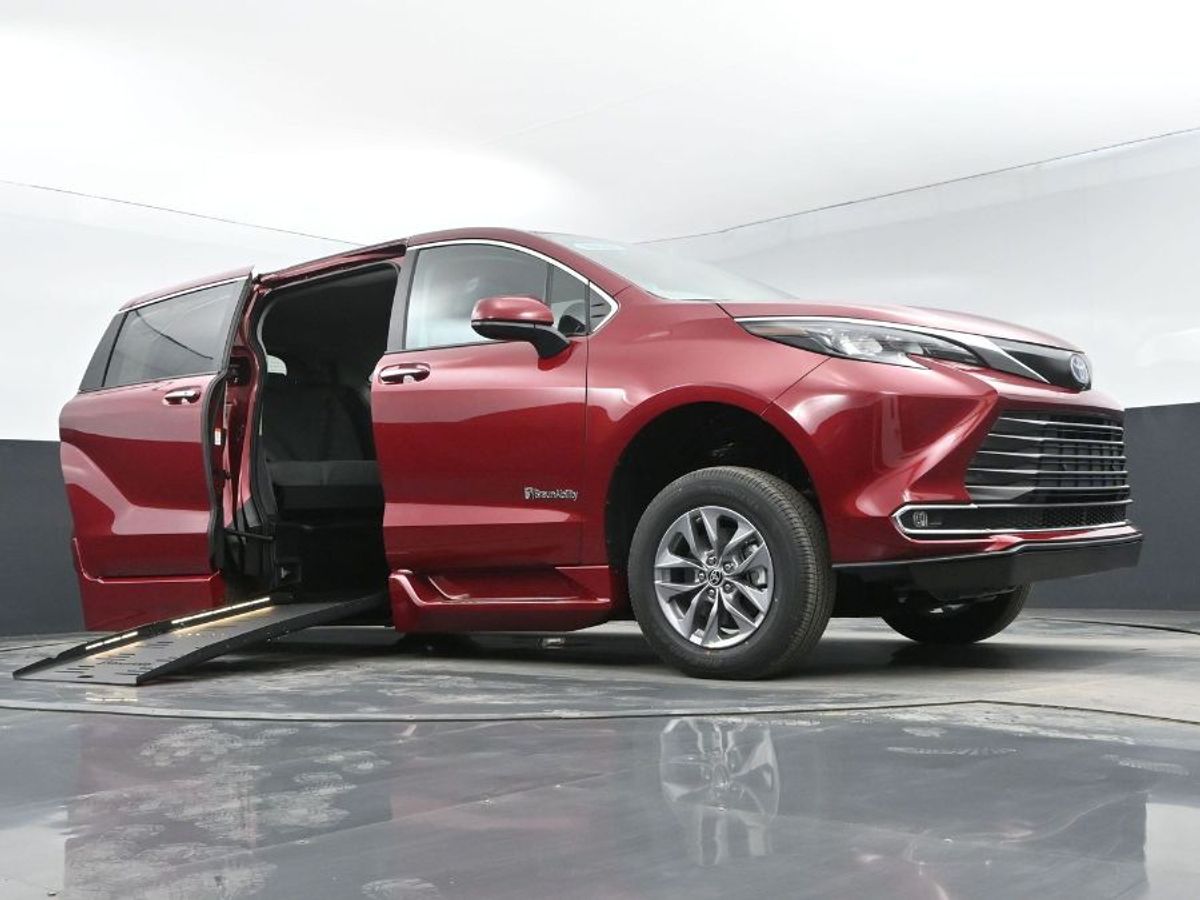 Red Toyota Sienna image number 12