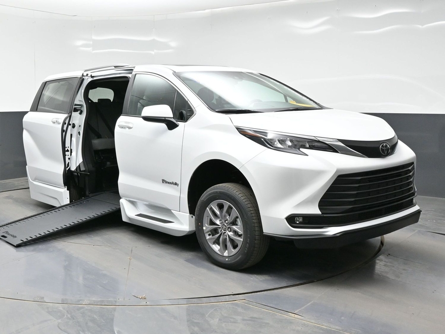 New 2026 Toyota Sienna Hybrid XLE Base - BraunAbility Side Entry Entry Fold Out Automatic Ramp
