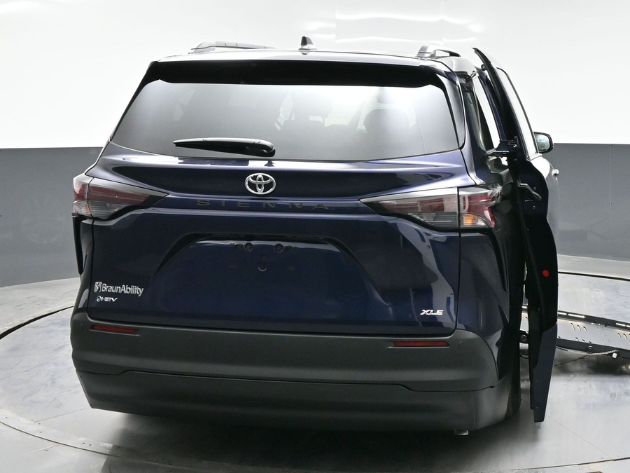 New 2026 Toyota Sienna Hybrid XLE Base - BraunAbility Side Entry Entry Fold Out Automatic Ramp
