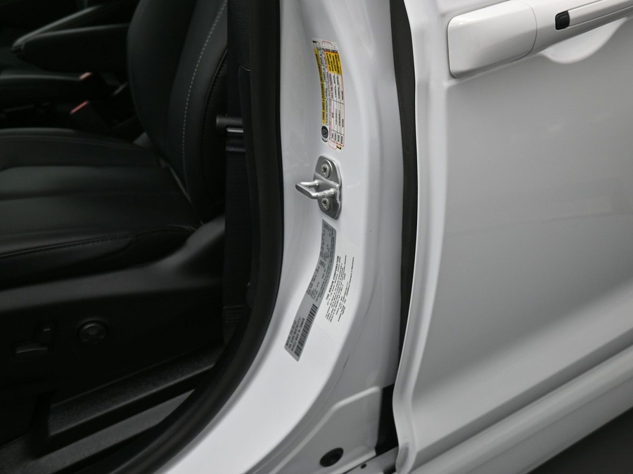 White Chrysler Pacifica image number 13