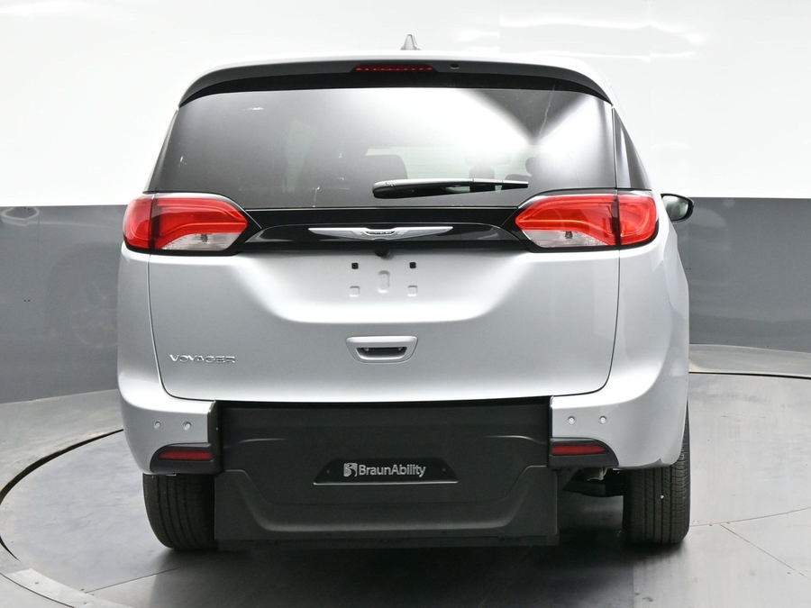 Silver Chrysler Voyager image number 5