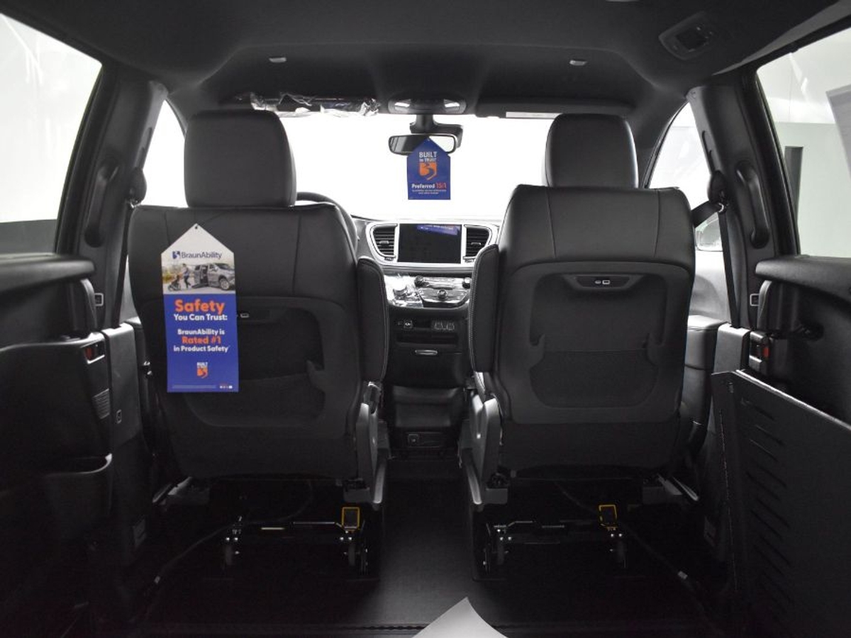 Black Chrysler Pacifica image number 14