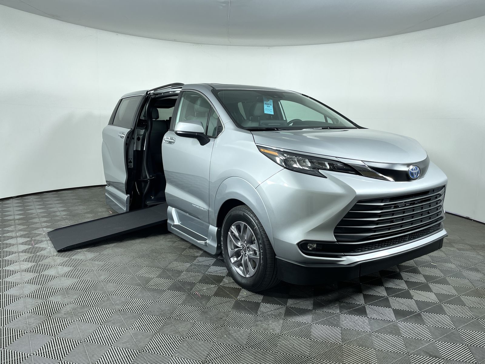2025 Toyota Sienna AWD XLE Plus