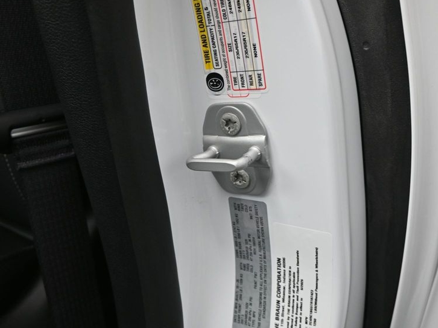 White Chrysler Pacifica image number 13