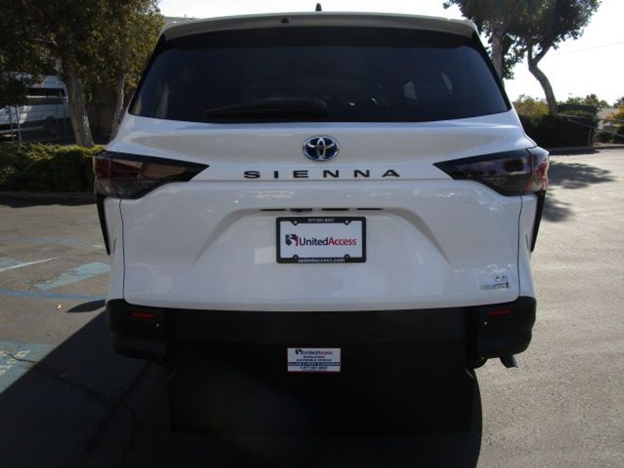 New 2025 Toyota Sienna Hybrid LE - Vantage Mobility Commercial Rear Entry Entry Fold Out Manual Ramp