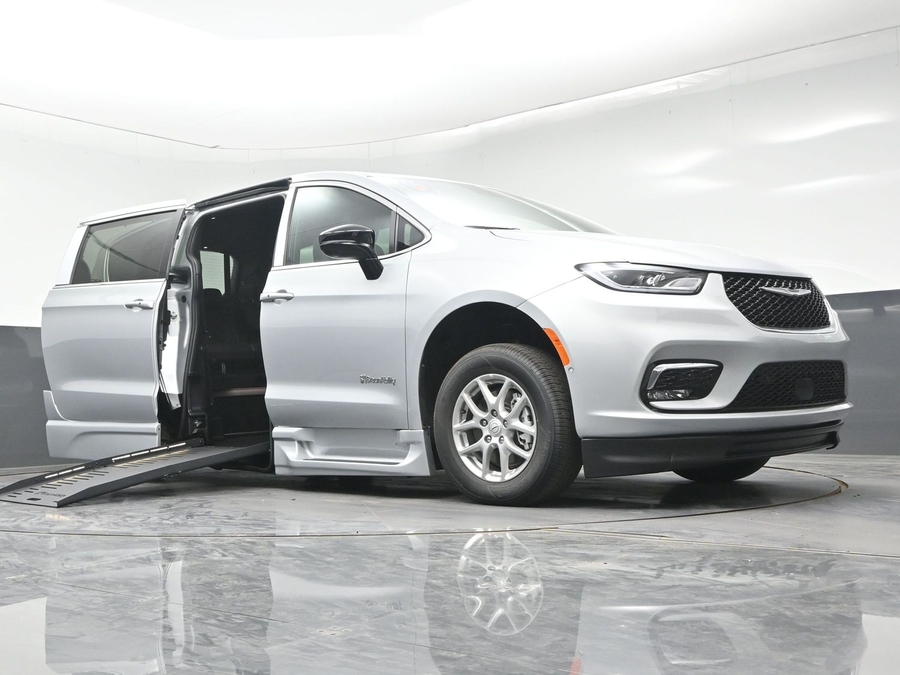 New 2026 Chrysler Pacifica Select Plus - BraunAbility Side Entry Fold Out Automatic Ramp