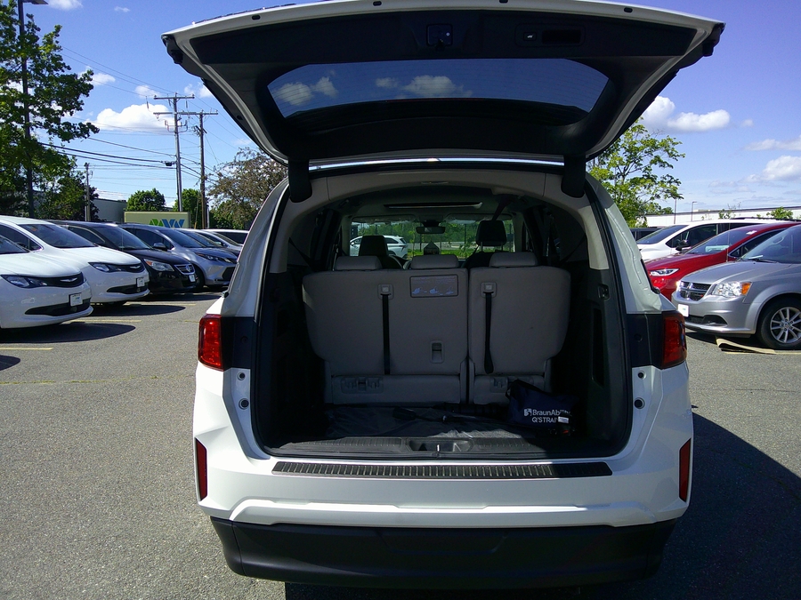 White Honda Odyssey image number 21