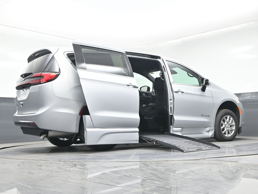 Silver Chrysler Pacifica image number 8