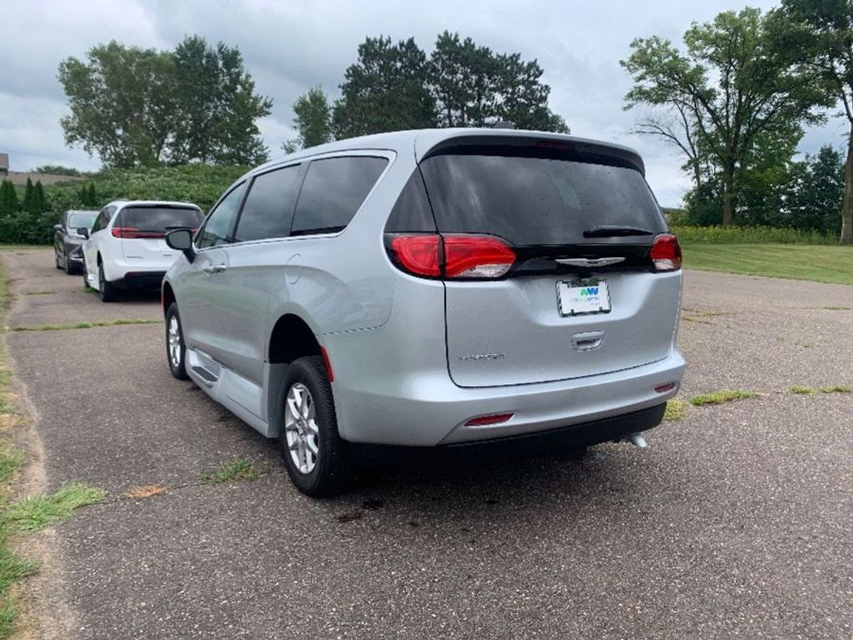 Silver Chrysler Voyager image number 13