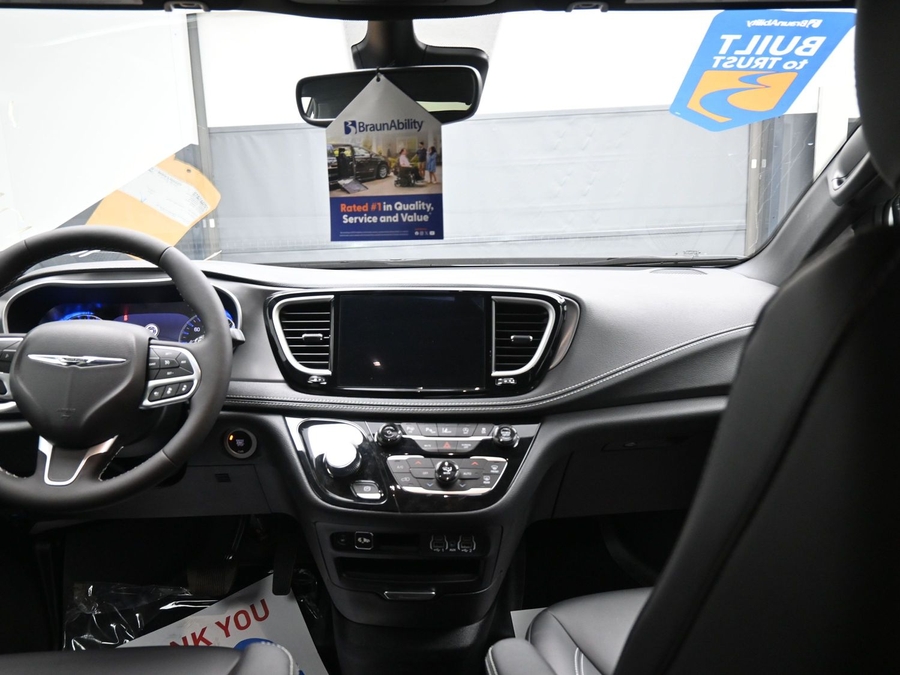 New 2025 Chrysler Pacifica Select Safety - BraunAbility Side Entry Entry In Floor Automatic Ramp