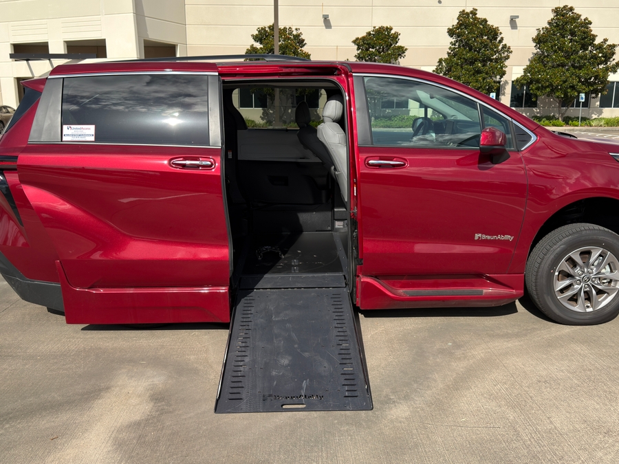 Used 2026 Toyota Sienna Hybrid XLE - BraunAbility Side Entry In Floor Automatic Ramp