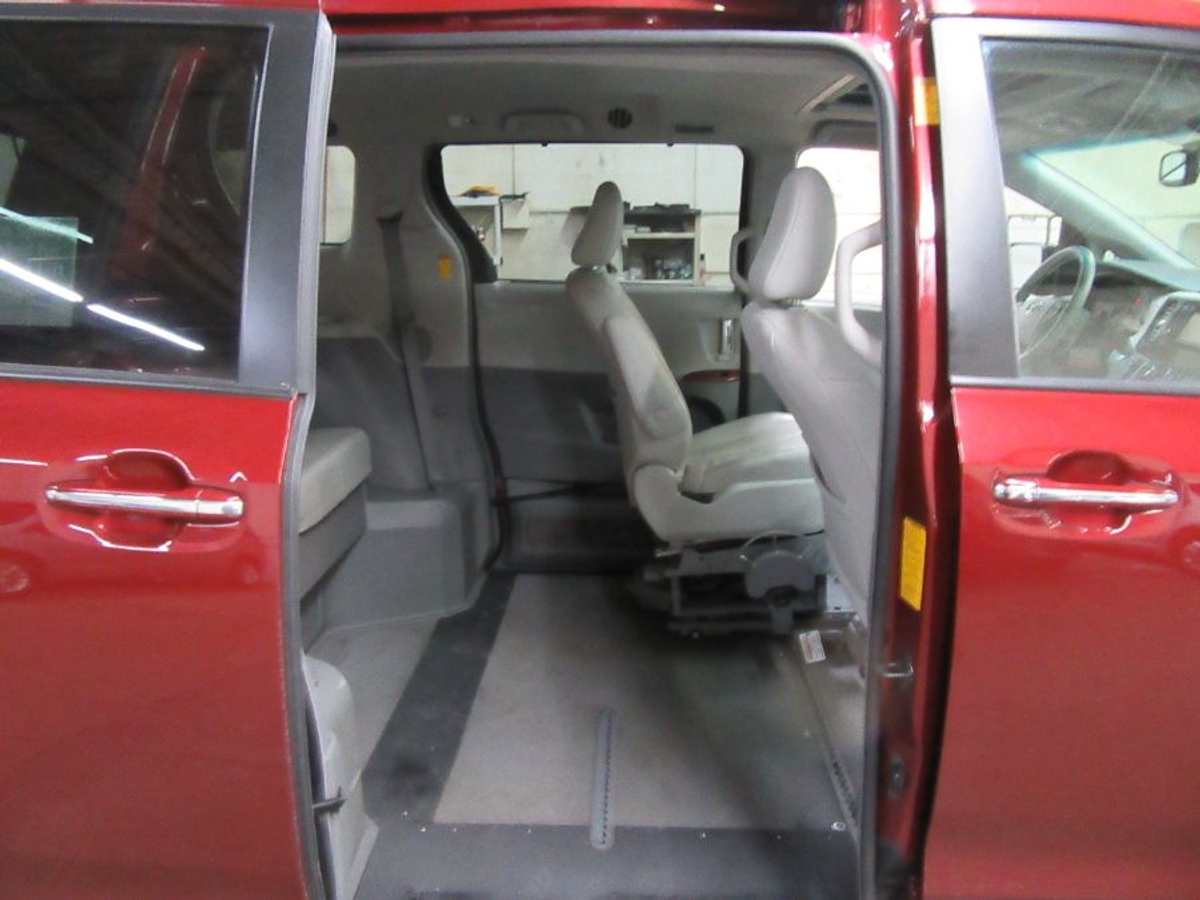 2014 TOYOTA SIENNA - Image 6