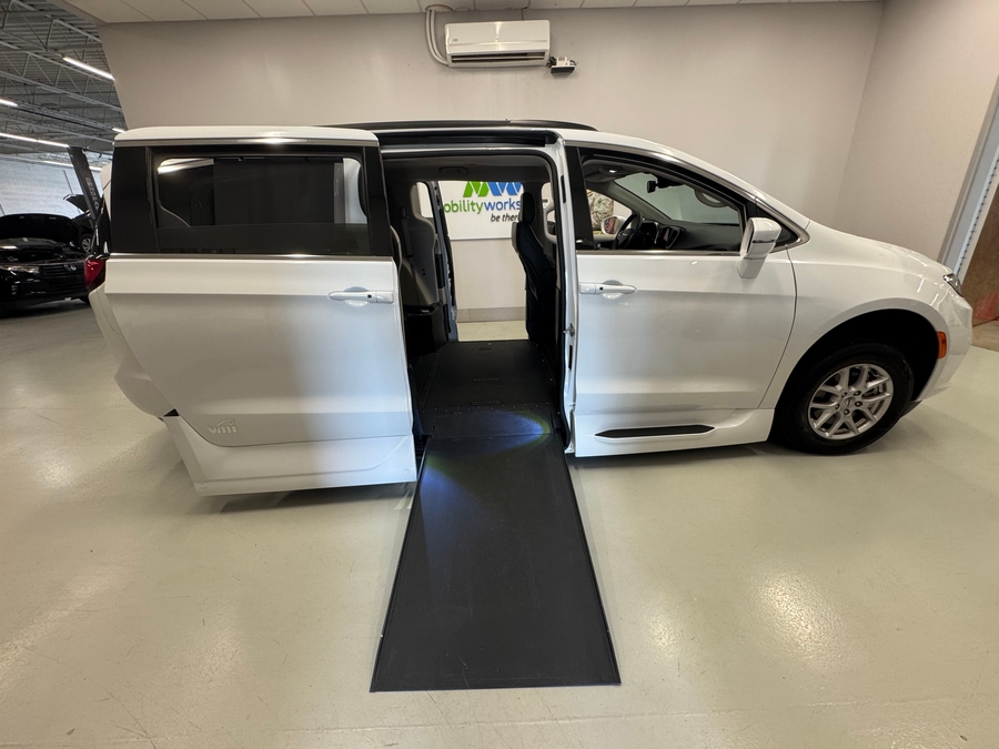 2022 Chrysler Pacifica Touring L - Photo 3