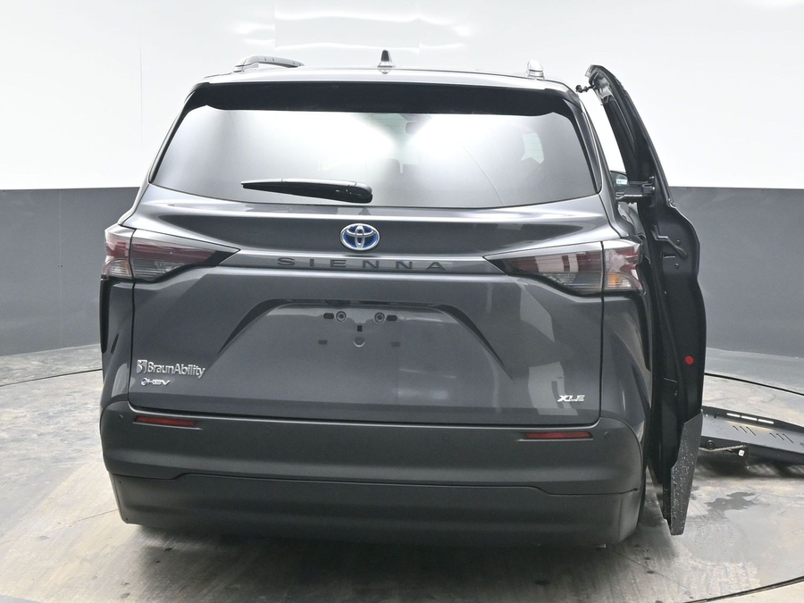 Grey Toyota Sienna image number 5