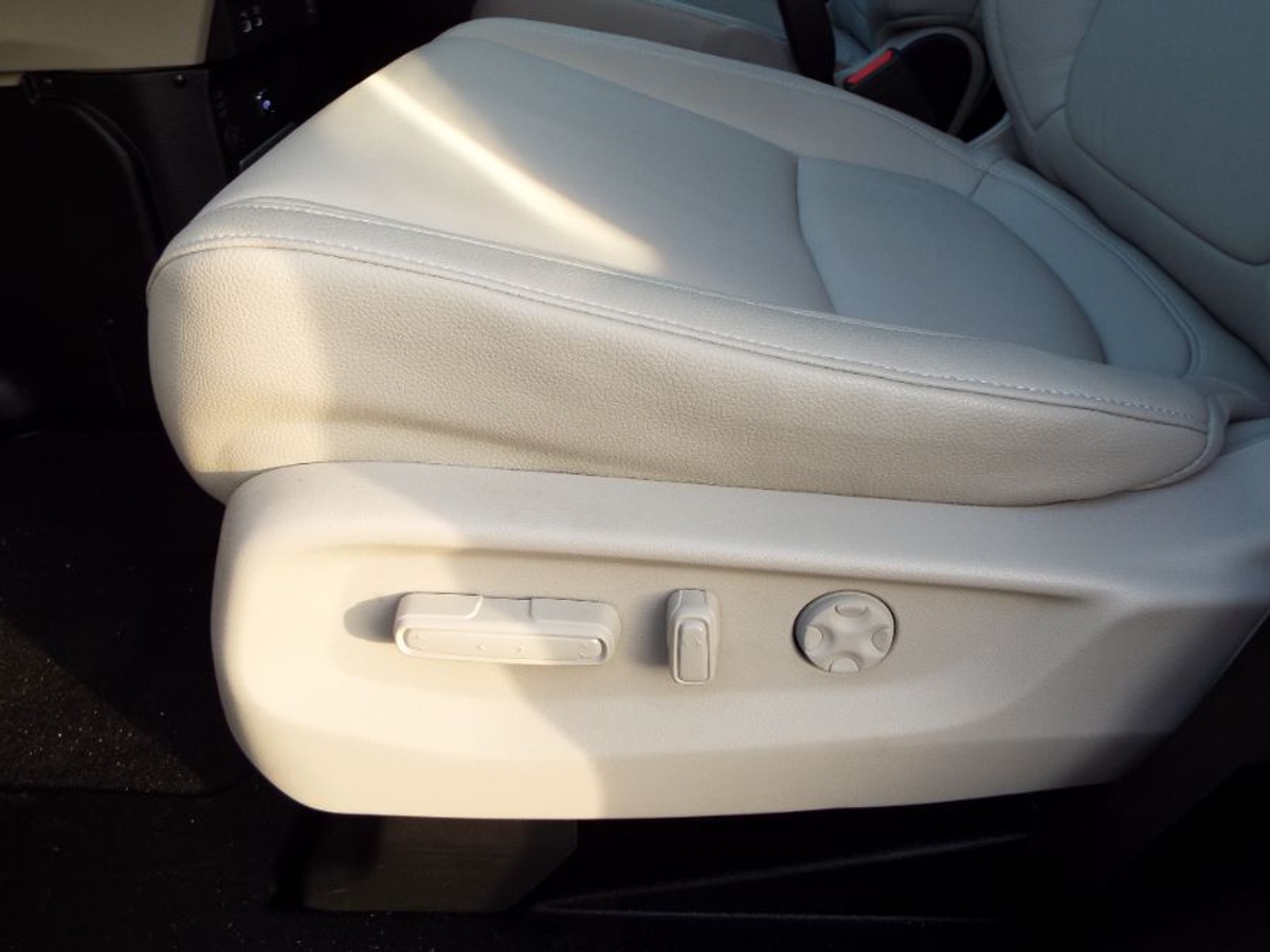 Silver Honda Odyssey image number 17