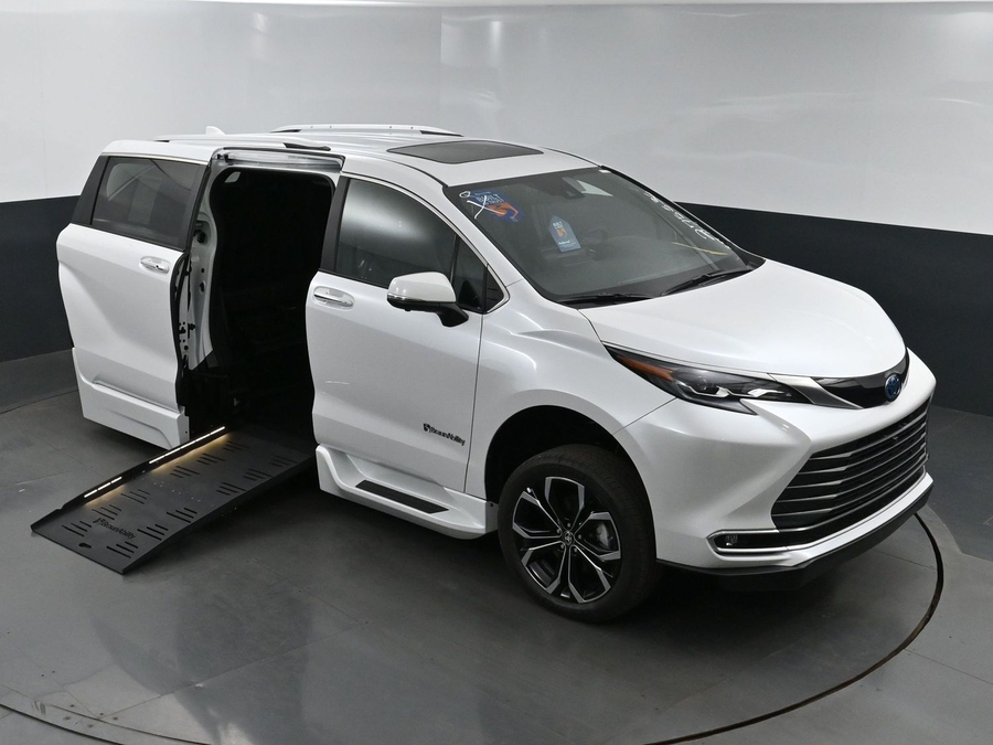 New 2025 Toyota Sienna Hybrid Platinum - BraunAbility Side Entry Entry Fold Out Automatic Ramp