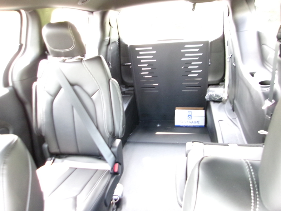 White Chrysler Voyager image number 12