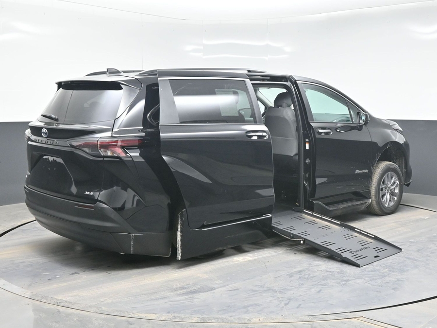 Black Toyota Sienna image number 1