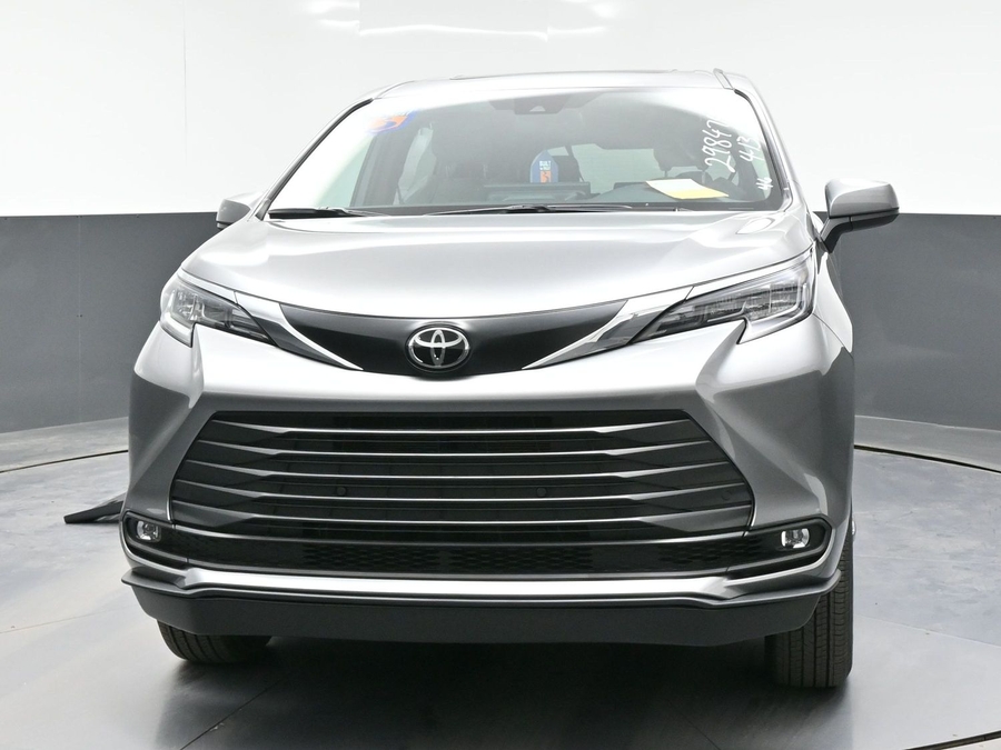 Grey Toyota Sienna image number 1