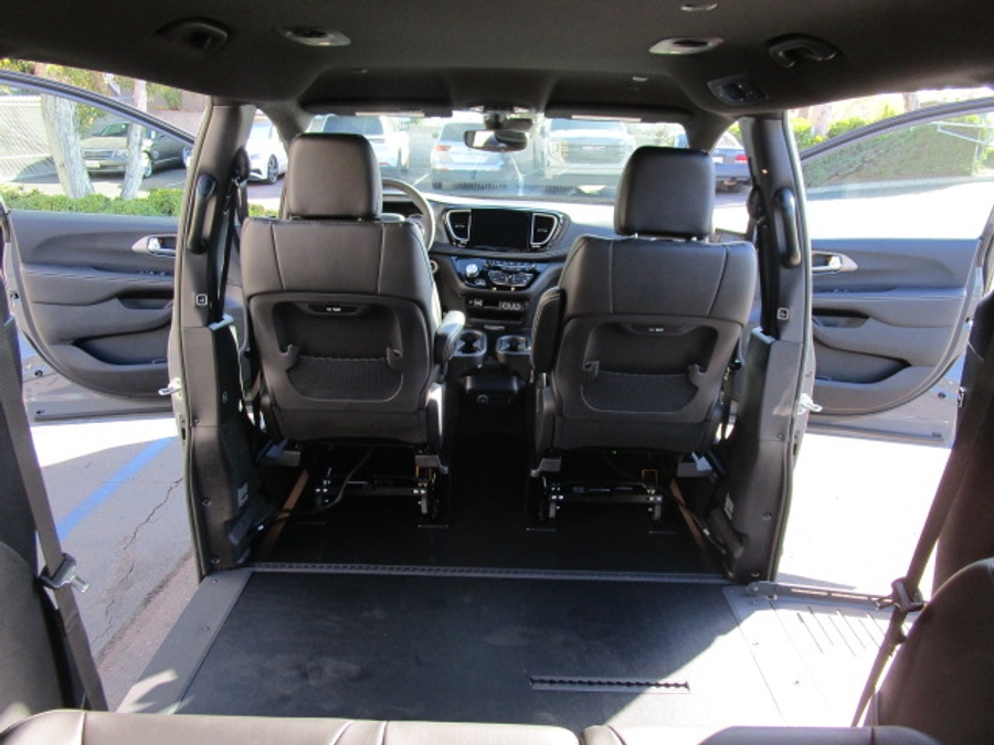 New 2025 Chrysler Pacifica Select Safety - BraunAbility Side Entry Entry Fold Out Automatic Ramp