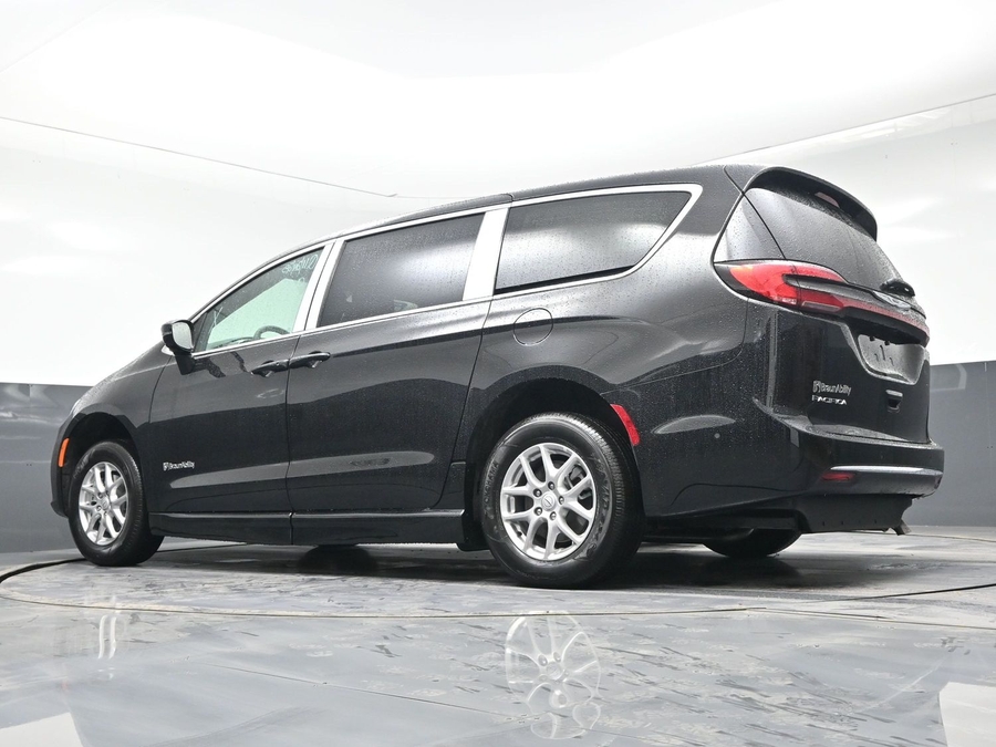 Black Chrysler Pacifica image number 20