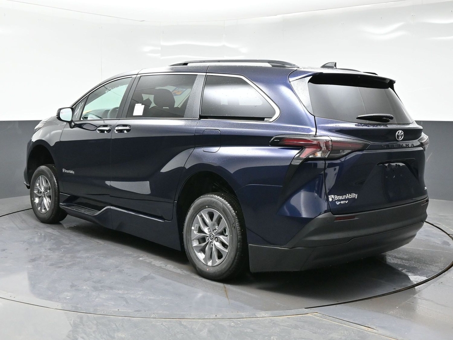 New 2026 Toyota Sienna Hybrid XLE Base - BraunAbility Side Entry Entry Fold Out Automatic Ramp